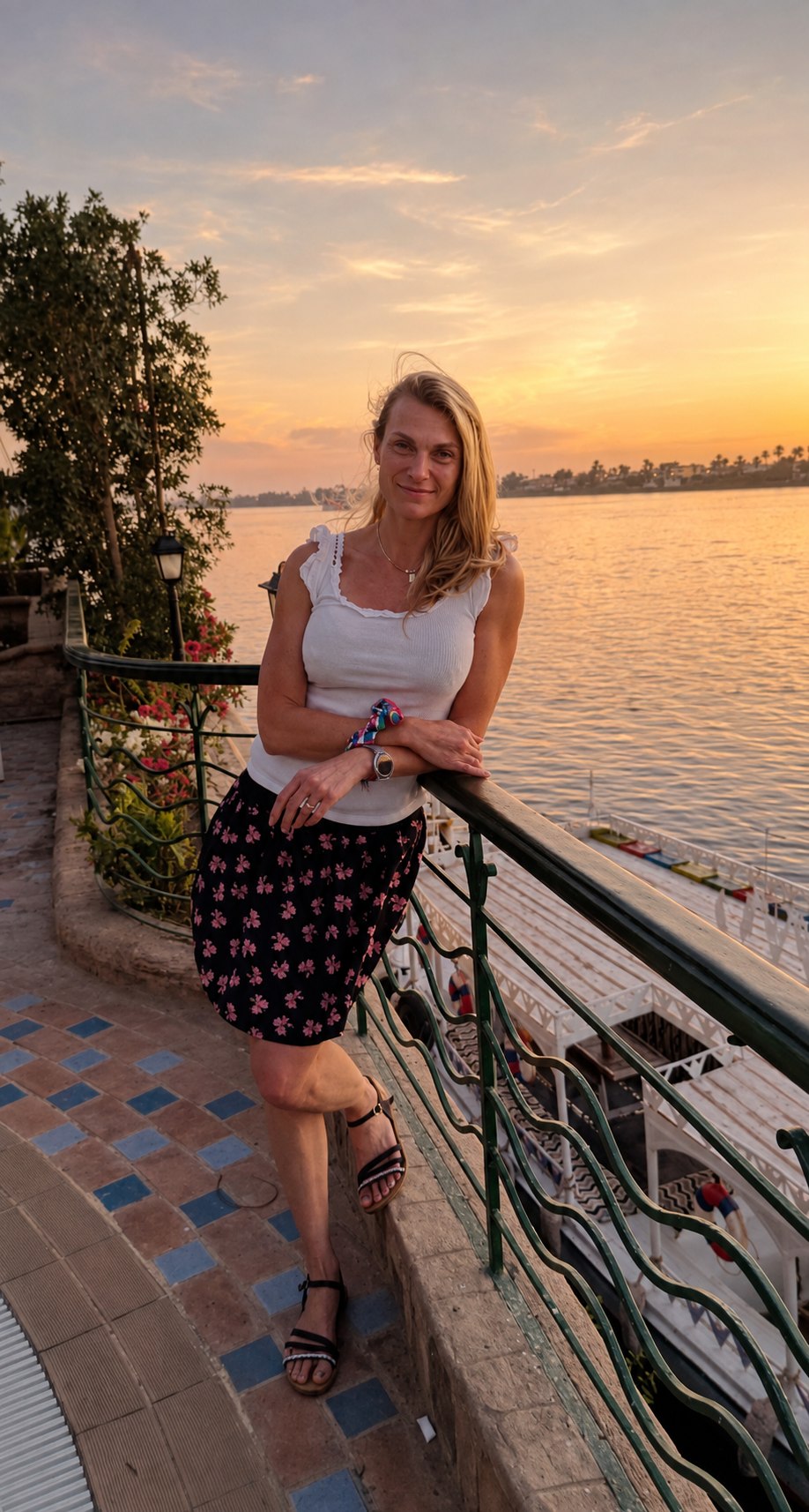 Pavla na cestách u vody při západu slunce